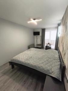 Котедж у Русина في Pilipets: غرفة نوم بها سرير كبير في الغرفة