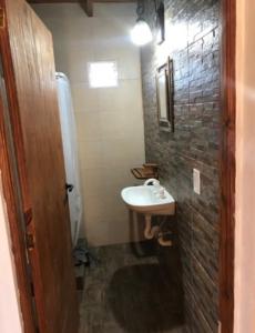 图伊海La casita de mar del tuyu的带水槽和淋浴的小浴室