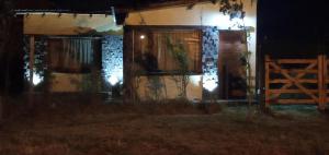 图伊海La casita de mar del tuyu的晚上有两扇门和一扇大门的房子