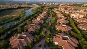 una vista aérea de una subdivisión de casas y un río en Club Hotel Felicia Village, en Kızılot