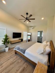 Μια τηλεόραση ή/και κέντρο ψυχαγωγίας στο Stagecoach NH Riverfront Access