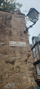 勒芒Majestueux Bouquet的建筑物一侧的街道标志 更多4张照片