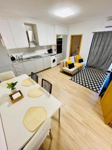 Køkken eller tekøkken på Flat 5 Stars Praia da Rocha Portimão + 24 billeder