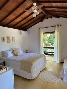 アライアル・ダジュダにあるPousada ViniCarmel Arraial D'ajudaのベッドと天井扇風機のある寝室 +72枚の写真