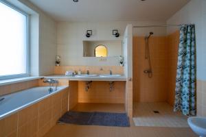 Ένα μπάνιο στο Julias's House +62 φωτογραφίες