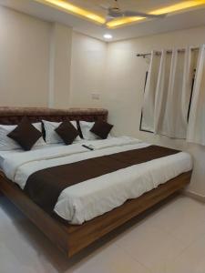 Ένα ή περισσότερα κρεβάτια σε δωμάτιο στο hotel saffron