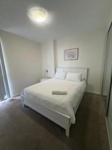 Postel nebo postele na pokoji v ubytování Modern 2 bedroom & 2 bathroom apartment with stunning Sydney CBD & Skyline Views!