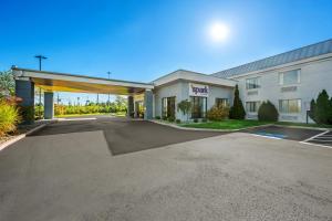 a rendering of a hotel with a parking lot at Spark By Hilton Cleveland Beachwood in Beachwood