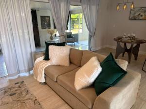 Cape Coral Beach House في كيب كورال: غرفة معيشة بها أريكة وطاولة