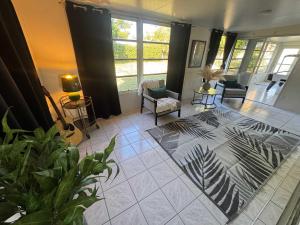 Cape Coral Beach House في كيب كورال: غرفة معيشة مليئة بالأثاث ونافذة كبيرة