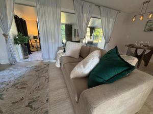 Cape Coral Beach House في كيب كورال: غرفة معيشة بها أريكة وطاولة