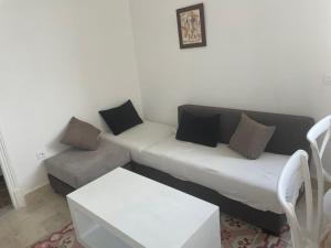 una sala de estar con un sofá y una silla en chez zakk, en Seraing