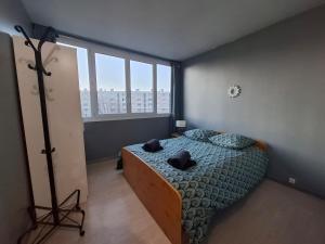 Ένα ή περισσότερα κρεβάτια σε δωμάτιο στο Séjour tout confort, metro 8 station les Juliottes à 7 min, à 20 min de Paris