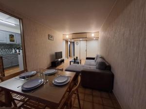 Χώρος καθιστικού στο Séjour tout confort, metro 8 station les Juliottes à 7 min, à 20 min de Paris