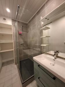 Ένα μπάνιο στο Séjour tout confort, metro 8 station les Juliottes à 7 min, à 20 min de Paris