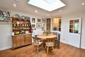 斯内蒂瑟姆Carrstone Cottage, Snettisham的餐厅里有一张桌子和几把椅子 更多15张照片