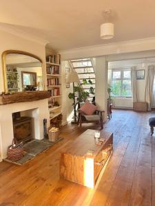 斯内蒂瑟姆Carrstone Cottage, Snettisham的带壁炉和镜子的客厅