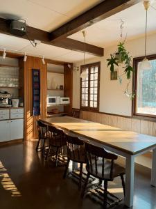 Una cocina o cocineta en Sugi Lodge