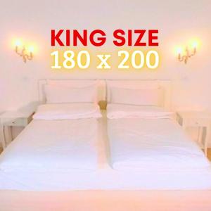 a bedroom with two beds with a king size sign on the wall at Tedimo Supra in Ragusa