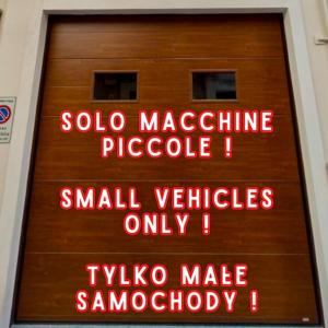 a sign on a wooden door with red lights at Tedimo Supra in Ragusa