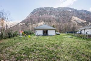 Nespecifikovaný výhled na hory nebo výhled na hory při pohledu z prázdninového domu