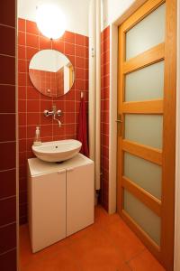 Star Apartments Brno #B22 by Starbnb EU في برنو: حمام مزود بحوض ومِرآة