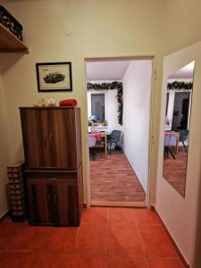 Star Apartments Brno #B22 by Starbnb EU في برنو: ممر مع غرفة طعام وطاولة طعام