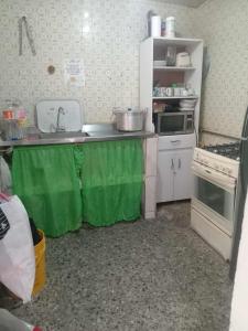 een kleine keuken met een spoelbak en een fornuis bij Plaza de Bolivar in Bogota