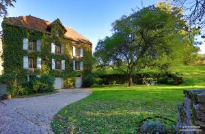 Κήπος έξω από το Le Domaine de Moroges