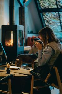 Eine Frau sitzt auf einem Stuhl und fotografiert einen Kamin. in der Unterkunft Le Saint-Nicolas in La Rochelle