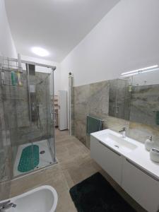 Koupelna v ubytování Luxury Apartment + 12 fotografií