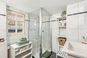 Koupelna v ubytování Das Häuschen 1650 + 15 fotografií