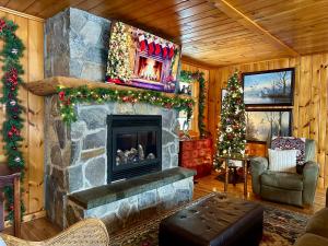 Posezení v ubytování Lakefront Adirondack Cabin - Dock - Canoe - 10 min to Lake Placid