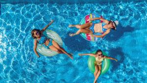 达克Walk to Beach or Sound Pool & Hot Tub的四个女人在游泳池里