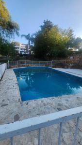 Πισίνα στο ή κοντά στο Departamento con bajada al lago