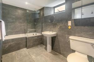 een badkamer met een toilet, een wastafel en een douche bij 3 Bed in Torpoint oc-l32511 in Downderry +25 foto's