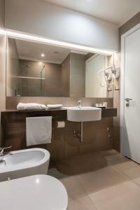 Ένα μπάνιο στο Hotel Europa +24 φωτογραφίες