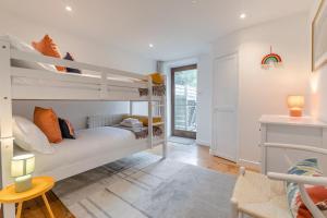 een slaapkamer met twee stapelbedden en een woonkamer bij 3 Bed in Torpoint oc-l32511 in Downderry