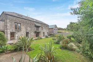 een afbeelding van een stenen huis met een tuin bij 3 Bed in Torpoint oc-l32511 in Downderry