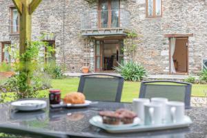 een tafel met borden voedsel erop in een tuin bij 3 Bed in Torpoint oc-l32511 in Downderry