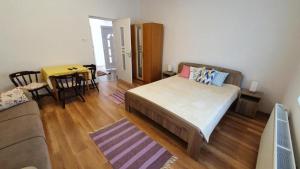 Giường trong phòng chung tại Jánk Apartman