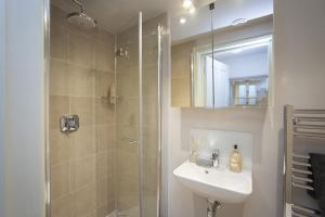 Et badeværelse på 1 Bed in Bath oc-bhr48 + 20 billeder