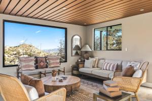 Posezení v ubytování Bedrock Bungalow By The Cohost Company