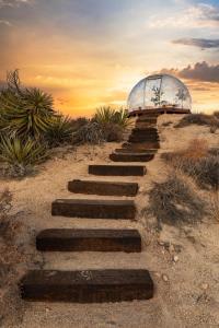 Východ nebo západ slunce při pohledu z prázdninového domu nebo okolí