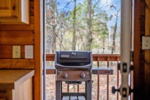 布罗肯鲍Misty Moonlight By The Cohost Company的窗边门廊上的烤架