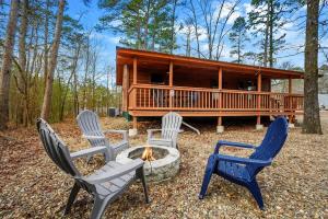 布罗肯鲍Misty Moonlight By The Cohost Company的一组椅子坐在小木屋前