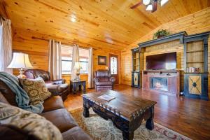 布罗肯鲍Misty Moonlight By The Cohost Company的带沙发和咖啡桌的客厅