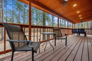 布罗肯鲍Misty Moonlight By The Cohost Company的一个带椅子和桌子的屏蔽门廊 更多33张照片