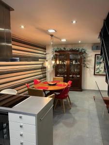 Una cocina y un comedor con mesa y sillas. en Casa Grila, en Pontevedra