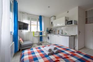 a small bedroom with a teddy bear on a bed at Le petit loft in Bobigny